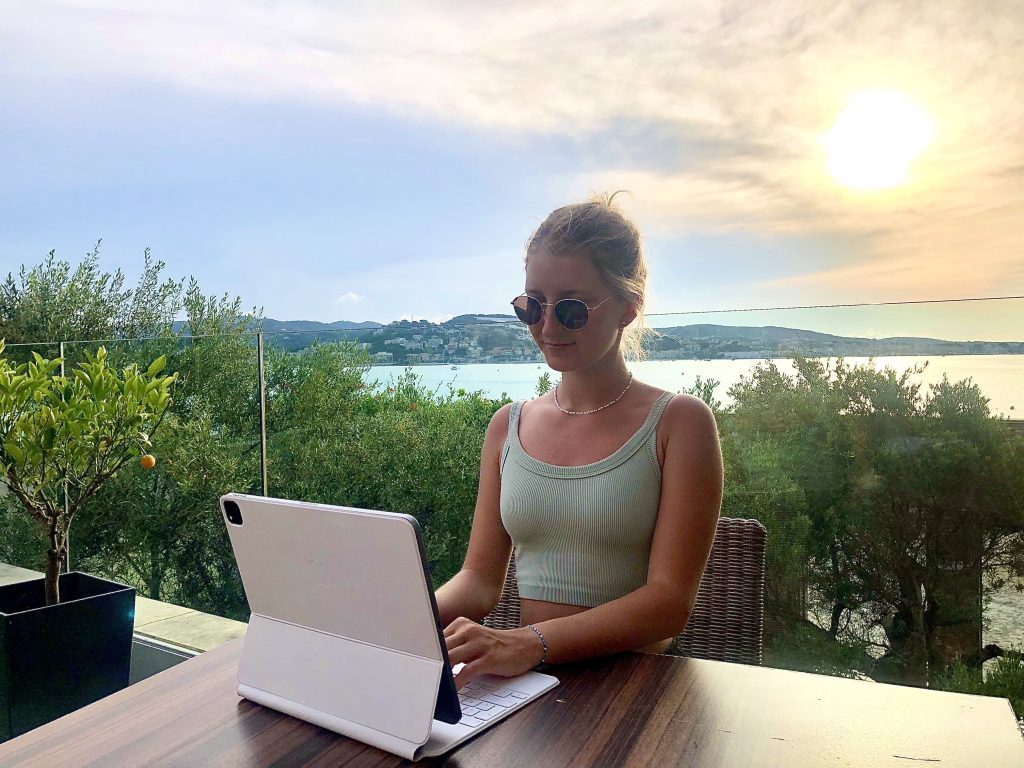 Jessy beim arbeiten auf Reisen