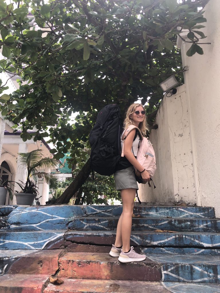 Jessy mit Backpack auf Reisen