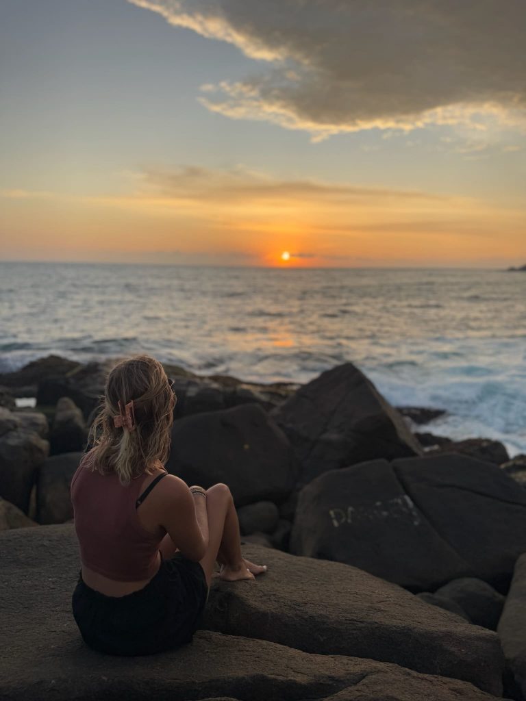 Jessy am Meer mit Sonnenuntergang